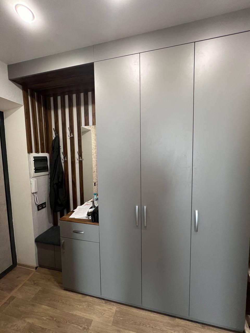 Прихожая Серо-голубой шкаф + Деревянные рейки